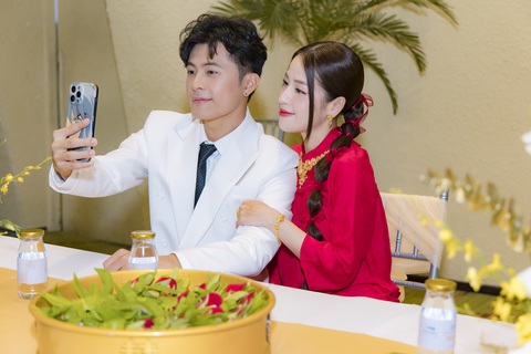 Gin Tuấn Kiệt - Puka bí mật tổ chứ lễ ăn hỏi? - Ảnh 2. Puka và Gin Tuấn Kiệt 'dính nhau như sam' trong sự kiện. Nữ diễn viên nổi bật trong bộ áo dài đỏ truyền thống và bộ trang sức cưới bằng vàng 24k trong BST Trầu cau của PNJ năm nay