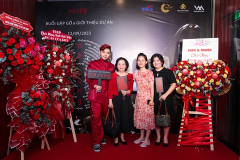 'Thiếu gia tập đoàn nghìn tỷ' debut làm nghệ sĩ - Ảnh 4. Kiey được gia đình ủng hộ khi theo đuổi con đường nghệ thuật song song với công việc kinh doanh.