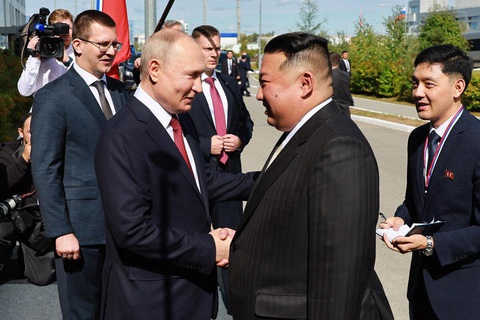 Ông Kim Jong Un đã gặp ông Putin, bắt tay nhau 40 giây - Ảnh 1. Tổng thống Nga Putin bắt tay nhà lãnh đạo Triều Tiên Kim Jong Un sáng ngày 13-9 - Ảnh: AFP