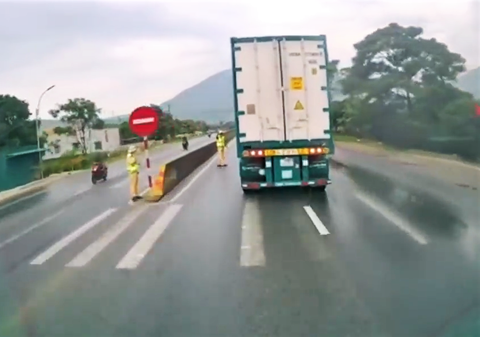 Va chạm trong quá trình dừng xe kiểm tra, CSGT nói gì? - Ảnh 1. Hình ảnh camera từ chiếc xe tải chạy phía sau ghi lại trước khi va vào đuôi chiếc container chạy phía trước - Ảnh: Cắt từ clip