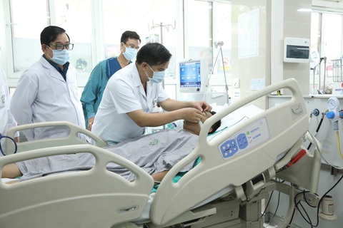 Các bác sĩ khao Hồi sức tích cực cấp cứu cho các bệnh nhân nặng trong vụ hỏa hoạn điều trị tại Trung tâm Cấp Cứu A9 bệnh viện Bạch Mai - Ảnh: TTXVN Các bác sĩ khao Hồi sức tích cực cấp cứu cho các bệnh nhân nặng trong vụ hỏa hoạn điều trị tại Trung tâm Cấp Cứu A9 bệnh viện Bạch Mai - Ảnh: TTXVN
