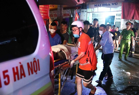 Lực lượng chức năng đưa các nạn nhân ra ngoài - Ảnh: TTXVN Lực lượng chức năng đưa các nạn nhân ra ngoài - Ảnh: TTXVN