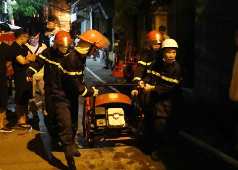 Lực lượng phòng cháy chữa cháy và cứu nạn cứu hộ đưa thiết bị chuyên dụng tiếp cận đám cháy - Ảnh: TTXVN Lực lượng phòng cháy chữa cháy và cứu nạn cứu hộ đưa thiết bị chuyên dụng tiếp cận đám cháy chung cư mini ở Hà Nội - Ảnh: TTXVN