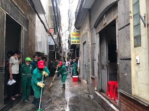 Lực lượng chức năng đã tiến hành phong tỏa hiện trường, niêm phong tất cả các căn hộ và dọn dẹp vệ sinh khu vực ngõ phía trước tòa nhà xảy ra cháy - Ảnh: TTXVN Lực lượng chức năng đã phong tỏa hiện trường, niêm phong tất cả các căn hộ và dọn dẹp vệ sinh khu vực ngõ phía trước tòa nhà xảy ra cháy - Ảnh: TTXVN