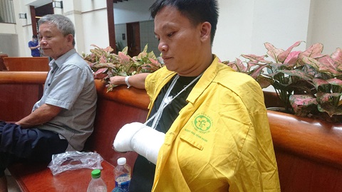 Anh Thắng ôm con từ tầng 3 nhảy xuống gãy tay đang điều trị tại Bệnh viện Bạch Mai - Ảnh: D.LIỄU Anh Thắng bị gãy tay, đang điều trị tại Bệnh viện Bạch Mai - Ảnh: D.LIỄU