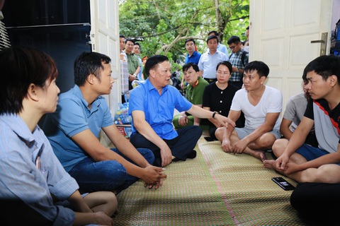 Vụ cháy chung cư mini, Bí thư Hà Nội nói: 'Sai đâu xử đấy' - Ảnh 1. Bí thư Thành ủy Hà Nội Đinh Tiến Dũng (ngồi thứ ba từ trái qua) chia sẻ cùng các nạn nhân trong vụ cháy chung cư mini tại phường Khương Đình, quận Thanh Xuân chiều 13-9 - Ảnh: NGUYỄN THÀNH