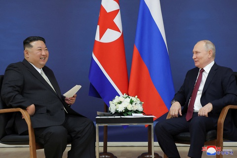 Thượng đỉnh Kim - Putin: Sân bay vũ trụ, bánh bao pelmeni và phi hành gia Triều Tiên - Ảnh 3. Sau chuyến tham quan, Tổng thống Putin và ông Kim hội đàm trong vài giờ cùng các bộ trưởng hai bên. Hai nhà lãnh đạo thảo luận về các vấn đề thế giới và các lĩnh vực hợp tác song phương, sau đó dùng bữa trưa với món bánh bao "pelmeni" nhồi cua Kamchatka truyền thống của Nga, cá tầm, nấm và khoai tây - Ảnh: REUTERS/KCNA