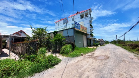 Người lái xe tông thủng cổng trụ sở UBND tỉnh Khánh Hòa qua đời - Ảnh 1. Khu vực nhà dân và nhà ở, nhà xưởng doanh nghiệp của ông Diệp Tý Luận tại thôn Phú Ân Nam, xã Diên An, huyện Diên Khánh (Khánh Hòa) giáp đường đã được quy hoạch xây dựng mở rộng - Ảnh: PHAN SÔNG NGÂN
