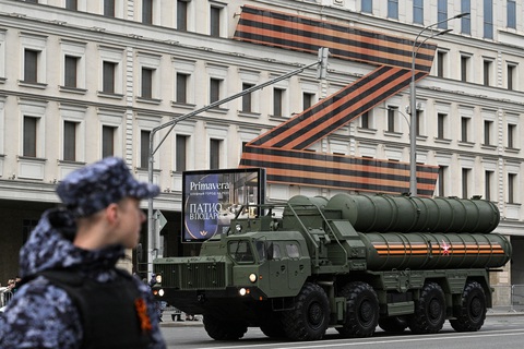 Hệ thống phòng không S-400 Triumf diễu hành ở Quảng trường Đỏ, thủ đô Matxcơva hôm 4-5 - Ảnh: AFP