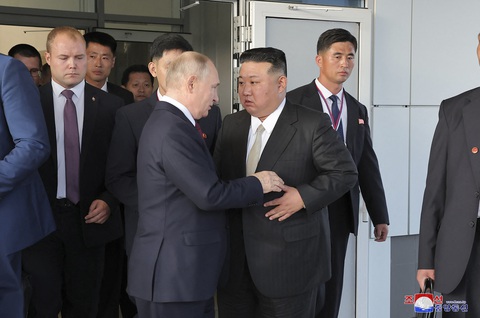 Ông Kim Jong Un mời Tổng thống Putin thăm Triều Tiên - Ảnh 2. Ông Kim và Tổng thống Putin thân mật trò chuyện trong buổi tham quan sân bay vũ trụ Vostochny - Ảnh: KCNA