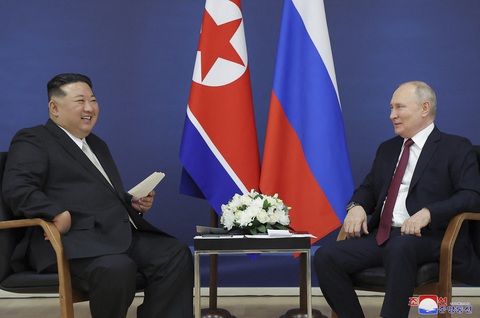 Ông Kim Jong Un mời Tổng thống Putin thăm Triều Tiên - Ảnh 1. Nhà lãnh đạo Triều Tiên Kim Jong Un (trái) và Tổng thống Nga Putin trong buổi hội đàm tại sân bay vũ trụ Vostochny, vùng Amur, miền nam nước Nga - Ảnh: KCNA