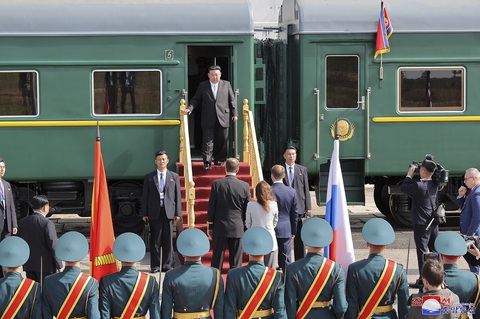 Ông Kim Jong Un chuẩn bị thăm nhà máy sản xuất chiến đấu cơ Su-57? - Ảnh 1. Khoảnh khắc ông Kim Jong Un bước ra khỏi tàu tại vùng Amur hôm 13-9 - Ảnh: KCNA
