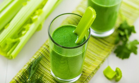 Uống nước ép cần tây có giảm cân? - Ảnh 1. Nước ép cần tây có tác dụng hỗ trợ giảm cân được nhiều người lựa chọn - Ảnh: Mạng xã hội Facebook