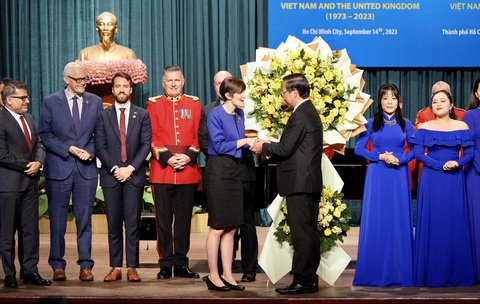 Kinh tế là điểm sáng trong 50 năm quan hệ Việt - Anh - Ảnh 1. Chủ tịch UBND TP.HCM Phan Văn Mãi bắt tay Tổng lãnh sự Anh tại TP.HCM Emily Hamblin trong buổi lễ kỷ niệm 50 năm quan hệ ngoại giao Việt - Anh - Ảnh: HỮU HẠNH