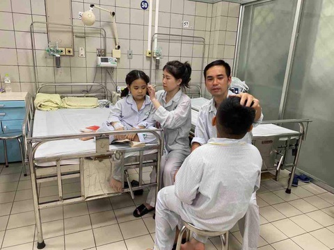 Bức ảnh trong ngày: Cuộc gặp của cả nhà sau vụ cháy chung cư - Ảnh 1. Anh chị Hùng - Hồng và hai con hơn một ngày sau vụ cháy, cha mẹ gặp lại con, như được tái sinh một lần nữa - Ảnh: NGUYỄN HẠNH