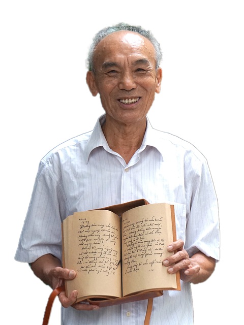 Cuộc trở về của cuốn nhật ký chiến trường - Ảnh 1. Ông Nguyễn Văn Thiện và cuốn nhật ký chiến trường bị thất lạc gần 60 năm - Ảnh: T.ĐIỂU