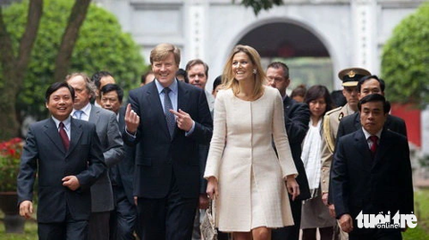 Nhà vua Hà Lan mong muốn quan hệ với Việt Nam tiếp tục phát triển mạnh mẽ - Ảnh 1. Nhà vua Willem-Alexander (khi đó là thái tử) và Vương hậu Maxima (khi đó là công nương) thăm Văn Miếu Quốc Tử Giám ở Hà Nội vào tháng 3-2011 - Ảnh: NGUYỄN KHÁNH