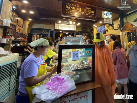 Bánh mì Phượng Hội An lấy nguyên liệu ở đâu ? - Ảnh 1. Tiệm bánh mì Phượng ở Hội An luôn đông khách trước khi xảy ra vụ ngộ độc thực phẩm. Đây là một thương hiệu ẩm thực nổi tiếng được du khách quốc tế ghé "check-in" mỗi khi tới phố cổ - Ảnh: TRƯỜNG TRUNG