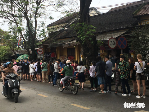 Bánh mì Phượng Hội An lấy nguyên liệu ở đâu ? - Ảnh 2. Du khách xếp hàng trên đường Phan Châu Trinh để được thưởng thức bánh mì Phượng - Ảnh: TRƯỜNG TRUNG