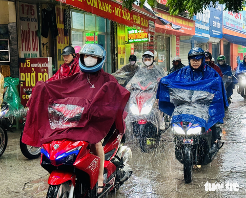 Mưa tầm tã vào đúng giờ đi làm, đường phố Hà Nội hỗn loạn, ùn tắc - Ảnh 3. Mưa lớn đúng giờ cao điểm buổi sáng khiến quãng đường tới nơi làm việc của người dân Hà Nội thêm phần vất vả - Ảnh: QUANG VIỄN