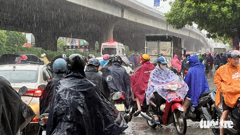 Mưa tầm tã vào đúng giờ đi làm, đường phố Hà Nội hỗn loạn, ùn tắc - Ảnh 4. Giao thông hỗn loạn trong sáng 14-9 - Ảnh: QUANG VIỄN