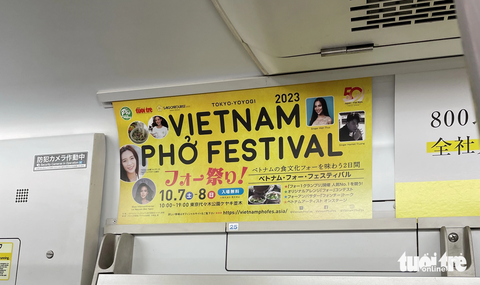 Báo Tuổi Trẻ lần đầu tổ chức Vietnam Phở Festival - Ảnh 3. Poster Vietnam Phở Festival trên tàu điện ở Nhật