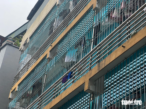 Hình ảnh 'ớn lạnh' loạt chung cư mini quây kín lồng sắt ở ban công như đang giơ 'lưỡi hái tử thần' - Ảnh 10. Lồng sắt vây kín ban công một căn chung cư mini tại Hà Nội - Ảnh: PHẠM TUẤN