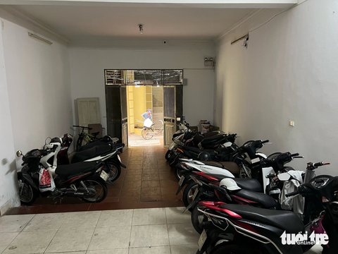Hình ảnh 'ớn lạnh' loạt chung cư mini quây kín lồng sắt ở ban công như đang giơ 'lưỡi hái tử thần' - Ảnh 13. Nhiều căn nhà cho thuê trọ chỉ có một lối ra duy nhất tại tầng 1 - Ảnh: PHẠM TUẤN