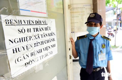 Bệnh viện Truyền máu - huyết học TP.HCM 'vườn không nhà trống' suốt hai năm chờ thủ tục bàn giao - Ảnh 7. Thông báo cơ sở di dời về số 1 Trần Hữu Nghiệp, xã Tân Kiên, huyện Bình Chánh. Từ đó đến nay khoảng hai năm, cơ sở này "vườn không nhà trống", trong khi kế hoạch thống nhất giao tài sản và đất cho Bệnh viện Chấn thương chỉnh hình làm nơi khám chữa bệnh. Nhiều người dân tỏ ra tiếc nuối, bởi trong khi khu đất và cơ sở vật chất này bỏ hoang thì cách đó chưa đầy 2km, Bệnh viện Chấn thương chỉnh hình đang trong tình trạng quá tải, xuống cấp - Ảnh: DUYÊN PHAN