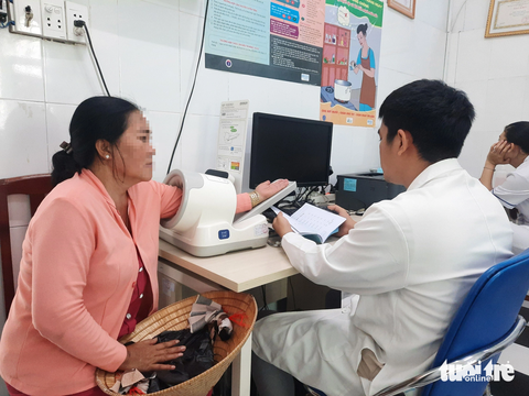 Hơn 50% người cao tuổi tại TP.HCM tăng huyết áp, phòng tránh ra sao? - Ảnh 1. Người bệnh đo huyết áp tại trạm y tế trên địa bàn TP.HCM - Ảnh: THU HIẾN