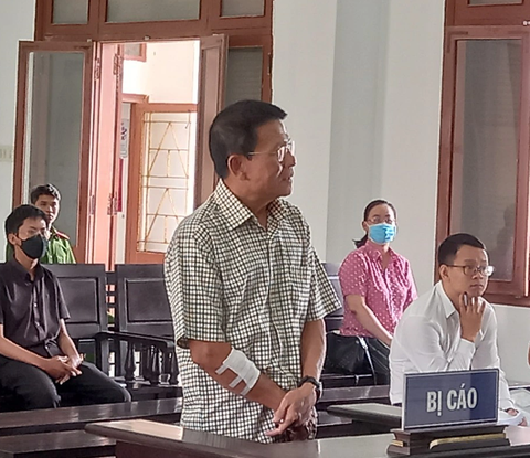 Bị cáo Nguyễn Công - cựu giám đốc ngân hàng BIDV Phú Yên - tại phiên tòa sơ thẩm - Ảnh: PHAN HỮU Bị cáo Nguyễn Công - cựu giám đốc Ngân hàng BIDV Phú Yên - tại phiên tòa sơ thẩm - Ảnh: PHAN HỮU
