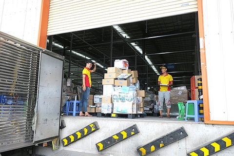 Khâu giao nhận đóng vai trò quan trọng trong hoạt động sàn TMĐT. Trong ảnh: kho hàng ở TP.HCM của một sàn TMĐT - Ảnh: T.T.D. Khâu giao nhận đóng vai trò quan trọng trong hoạt động bán hàng online, sàn TMĐT. Trong ảnh: kho hàng ở TP.HCM của một sàn TMĐT - Ảnh: T.T.D.
