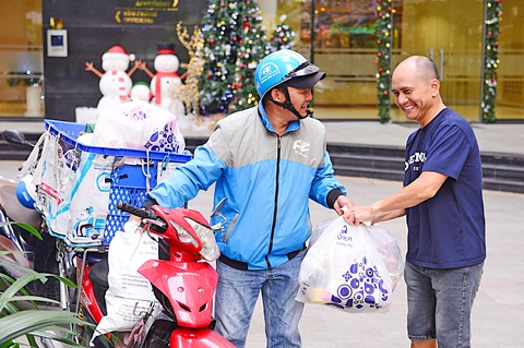 Nhân viên siêu thị giao hàng cho khách ở quận Phú Nhuận, TP.HCM - Ảnh: QUANG ĐỊNH Nhân viên siêu thị giao hàng cho khách ở quận Phú Nhuận, TP.HCM - Ảnh: QUANG ĐỊNH