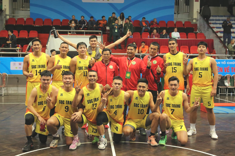 Chung kết VBA 2023 chờ màn so tài giữa ‘anh cả’ và ‘em út’ - Ảnh 5. Phú Vinh (sau cùng), Kim Bản (thứ 3 từ trái sang), Minh Tâm (thứ 2 từ phải sang) và Vĩnh Quang (hàng dưới, bên trái) vô địch Đại hội Thể thao toàn quốc 2022 - Ảnh: VBA