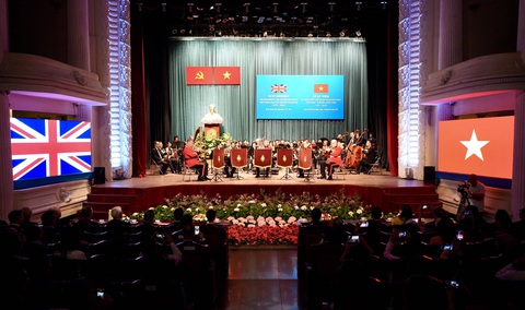 Kinh tế là điểm sáng trong 50 năm quan hệ Việt - Anh - Ảnh 4. Các nghệ sĩ Nhà hát Giao hưởng - Nhạc, Vũ kịch TP.HCM biểu diễn cùng ban nhạc Quân đội Vương quốc Anh tại buổi lễ - Ảnh: HỮU HẠNH