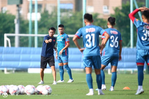Tuyển Olympic và nữ Việt Nam lãnh ấn tiên phong tại Asiad 19 - Ảnh 1. HLV Hoàng Anh Tuấn hướng dẫn các cầu thủ Olympic Việt Nam - Ảnh: VFF