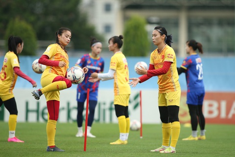 Tuyển Olympic và nữ Việt Nam lãnh ấn tiên phong tại Asiad 19 - Ảnh 2. Hậu vệ Hoàng Thị Loan (trái) và tiền đạo Hải Yến trên sân tập - Ảnh: HOÀNG TÙNG