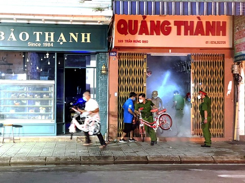 Nỗi lo an toàn PCCC ở chung cư cũ, mini tại TP.HCM - Ảnh 4. Công an tỉnh Thừa Thiên Huế tổ chức diễn tập phòng cháy chữa cháy ở phường Đông Ba (TP Huế) đầu tháng 9-2023 - Ảnh: TRẦN HỒNG