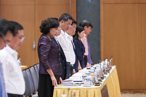 Hội nghị doanh nghiệp nhà nước, Chính phủ mặc niệm nạn nhân thiệt mạng vụ cháy chung cư - Ảnh 1. Thủ tướng Chính phủ và các đại biểu đã dành một phút mặc niệm tưởng nhớ các nạn nhân thiệt mạng trong vụ cháy chung cư, tại hội nghị sáng 14-9 - Ảnh: VGP