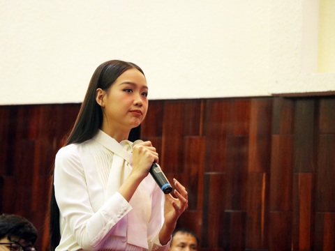 Ông Philipp Rösler: Mỗi đại học là một ‘hub’ đổi mới sáng tạo - Ảnh 2. Sinh viên đại học đặt câu hỏi cho ông Philipp Rösler - Ảnh: TRỌNG NHÂN