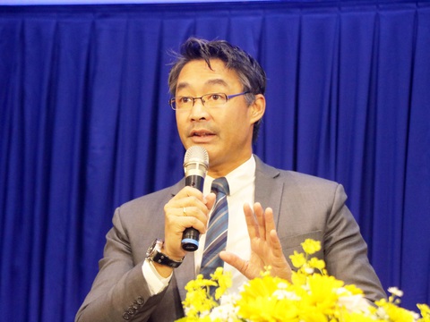 Ông Philipp Rösler: Mỗi đại học là một ‘hub’ đổi mới sáng tạo - Ảnh 1. Nguyên phó thủ tướng Đức Philipp Rösler nói chuyện với sinh viên sáng 14-9 - Ảnh: TRỌNG NHÂN