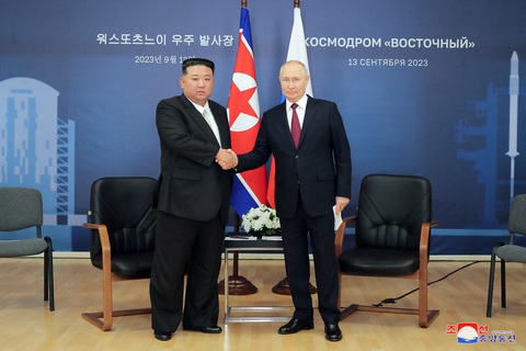 Ông Kim và ông Putin tặng quà cho nhau, hẹn tái ngộ ở Bình Nhưỡng - Ảnh 1. Nhà lãnh đạo Triều Tiên Kim Jong Un (trái) và Tổng thống Nga Vladimir Putin tại cuộc gặp ngày 13-9 - Ảnh: REUTERS/KCNA