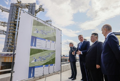 Thượng đỉnh Kim - Putin: Sân bay vũ trụ, bánh bao pelmeni và phi hành gia Triều Tiên - Ảnh 2. Tổng thống Putin đã cùng ông Kim đi tham quan địa điểm phóng tên lửa không gian tiên tiến nhất của Nga ở vùng Viễn Đông, và thảo luận về khả năng đưa phi hành gia Triều Tiên vào vũ trụ. Ông Kim đã đặt các câu hỏi chi tiết về tên lửa khi ông Putin dẫn ông Kim đi tham quan sân bay vũ trụ Vostochny thuộc tỉnh Amur, vùng Viễn Đông của Nga - Ảnh: AFP/SPUTNIK