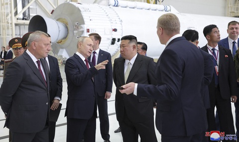 Thượng đỉnh Kim - Putin: Sân bay vũ trụ, bánh bao pelmeni và phi hành gia Triều Tiên - Ảnh 8. Mỹ cảnh báo họ sẽ áp thêm lệnh trừng phạt nếu Triều Tiên chuyển vũ khí cho Nga hoặc Nga chuyển vũ khí cho Triều Tiên. Trong khi đó, Tổng thư ký Liên Hiệp Quốc Antonio Guterres nói rằng bất kỳ hình thức hợp tác của bất kỳ quốc gia nào với Triều Tiên đều phải tôn trọng lệnh trừng phạt mà Hội đồng Bảo an Liên Hiệp Quốc áp lên Bình Nhưỡng. Trong ảnh: ông Putin và ông Kim tại sân bay vũ trụ Vostochny thuộc tỉnh Amur, vùng Viễn Đông của Nga hôm 13-9 - Ảnh: AFP/KCNA