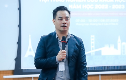 Miễn nhiệm trưởng khoa du lịch Trường đại học Văn Lang - Ảnh 1. Ông Lê Minh Thành phát biểu trong hội thảo nghiên cứu khoa học sinh viên - Ảnh: MINH TRÚC