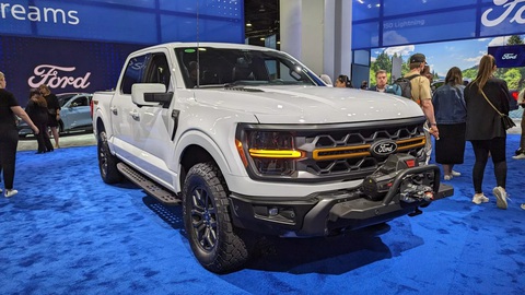 Ford âm thầm đổi logo phù hợp với xu thế mới - Ảnh 1. Ford F-150 vừa được facelift tại Mỹ với động cơ mặc định mới và cửa hậu đa năng hơn, tuy nhiên xe còn có một thay đổi không dễ nhận thấy ở vị trí logo - Ảnh: Carscoops