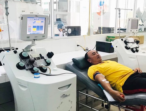 Rạng sáng, nam giáo viên bỏ dở giấc ngủ, đến bệnh viện hiến tiểu cầu cứu thai phụ - Ảnh 4. Anh Tỉnh trong một lần hiến tiểu cầu vào tháng 3-2023 - Ảnh: Bệnh viện cung cấp