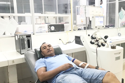 Rạng sáng, nam giáo viên bỏ dở giấc ngủ, đến bệnh viện hiến tiểu cầu cứu thai phụ - Ảnh 1. Anh Nguyễn Anh Tỉnh, giáo viên Trường THPT Trần Cao Vân, đã đến bệnh viện lúc rạng sáng để hiến tiểu cầu cứu thai phụ trong tình trạng nguy kịch - Ảnh: T.VĂN