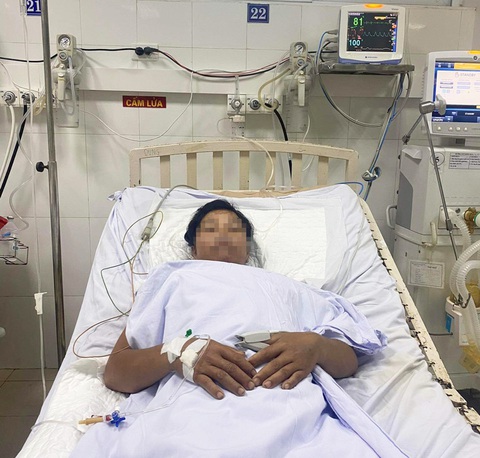 Rạng sáng, nam giáo viên bỏ dở giấc ngủ, đến bệnh viện hiến tiểu cầu cứu thai phụ - Ảnh 3. Chị T. đã qua cơn nguy kịch, đang nằm hồi sức - Ảnh: Bệnh viện cung cấp