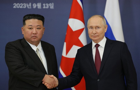 Nhà lãnh đạo Triều Tiên Kim Jong Un và Tổng thống Nga Vladimir Putin hội đàm hôm 13-9, khiến chính quyền Hàn Quốc nghi ngại về một thỏa thuận quân sự giữa hai nước - Ảnh: AFP Nhà lãnh đạo Triều Tiên Kim Jong Un và Tổng thống Nga Vladimir Putin hội đàm hôm 13-9, khiến chính quyền Hàn Quốc nghi ngại về một thỏa thuận quân sự giữa hai nước - Ảnh: AFP